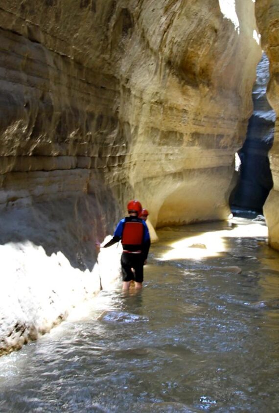 Rivierwandelen in de kloof van Osumi